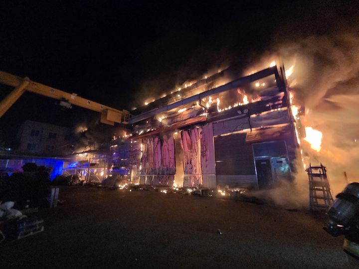 [아산=뉴시스] 지난 2일 오후 11시15분께 충남 아산시 음봉면 신유리의 한 금속가공공장에서 불이 나 불길이 번지고 있다. (사진=아산소방서 제공) 2025.12.03. photo@newsis.com *재판매 및 DB 금지