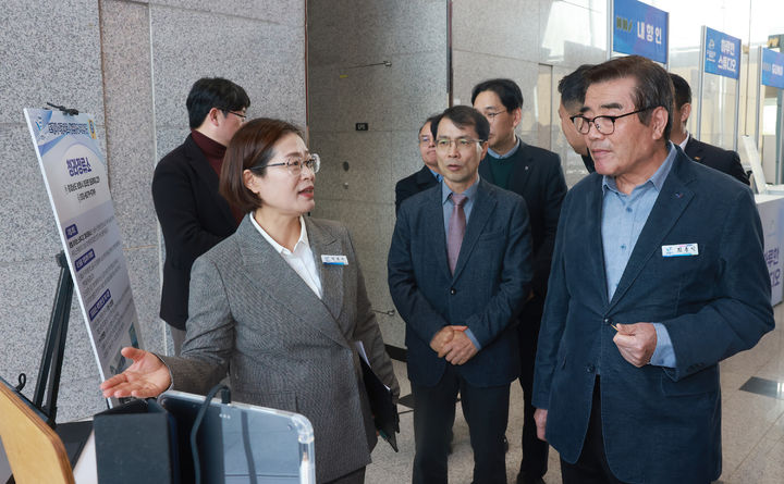 [보령=뉴시스] 보령시 '2025년 창업지원사업 성과공유회'를 둘러보는 김동일 시장. (사진=보령시청 제공) 2025.12.03. photo@newsis.com *재판매 및 DB 금지