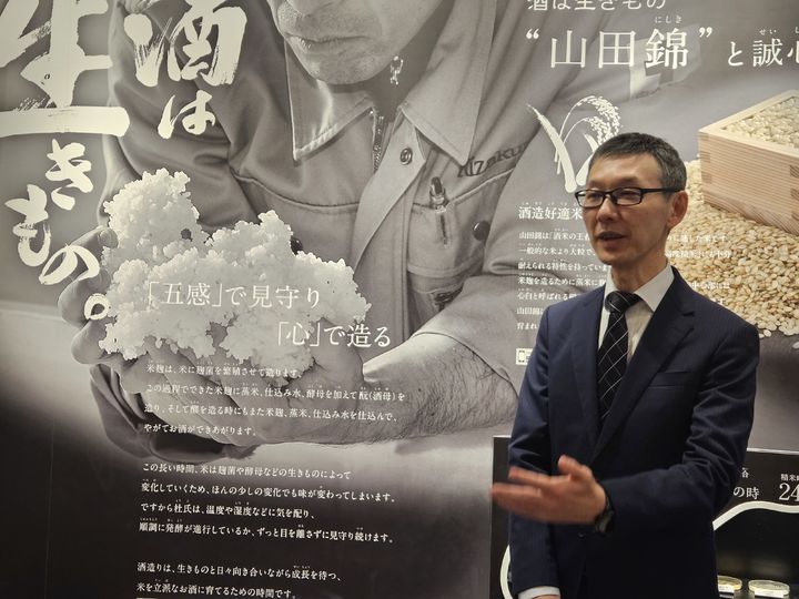 [교토=뉴시스] 다이키 도조 키자쿠라 차장이 27일 일본 교토 후시미 '키자쿠라 후시미구라(Kizakura Fushimigura)'에서 전통주 제조 방식에 대해 설명하고 있다. (사진=임소현 기자) *재판매 및 DB 금지