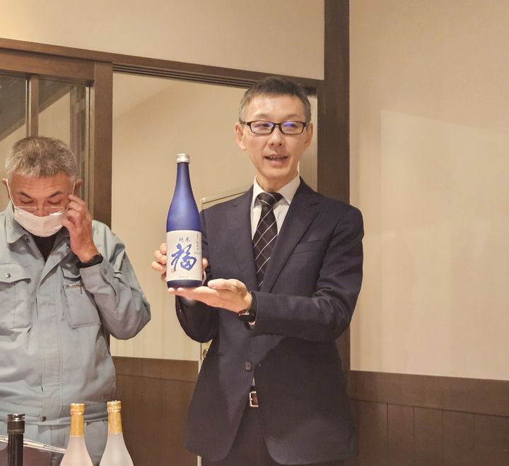 [교토=뉴시스] 다이키 도조 키자쿠라 차장이 27일 일본 교토 후시미 '키자쿠라 후시미구라(Kizakura Fushimigura)'에서 한국 수출용 제품 '후쿠(福)'에 대해 설명하고 있다. (사진=임소현 기자) *재판매 및 DB 금지