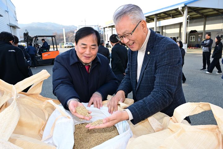 [김천=뉴시스] 배낙호(왼쪽) 시장이 벼를 살피고 있다. (사진=김천시 제공) 2025.12.03 photo@newsis.com *재판매 및 DB 금지