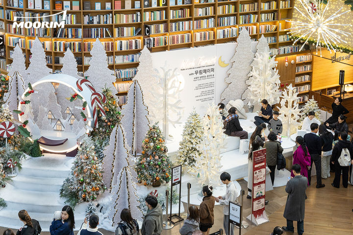 [서울=뉴시스] 국내 대표 친환경 종이기업 무림페이퍼가 내년 1월31일까지 스타필드 코엑스몰 별마당 도서관에서 감성 종이 체험존 '위시 포레스트'를 선보인다고 3일 밝혔다. (사진=무림 제공) photo@newsis.com *재판매 및 DB 금지