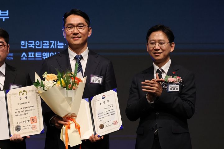 [서울=뉴시스]윤현준(사진 왼쪽) 잡코리아 대표이사가 소프트웨어 산업발전 유공 포상 장관 표창을 수상한 뒤 배경훈 부총리 겸 과학기술정보통신부 장관과 함께 기념 촬영을 하고 있다. (사진=잡코리아 제공) photo@newsis.com *재판매 및 DB 금지