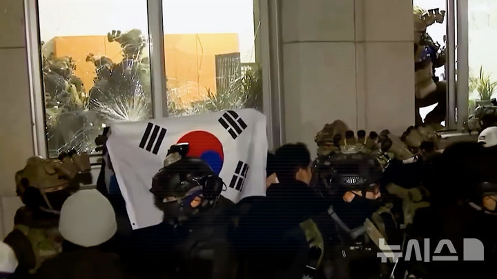 [서울=뉴시스] 영화 '대한민국은 국민이 합니다'. 2025.12.03 (사진 = 무비앤아이 제공) photo@newsis.com *재판매 및 DB금지