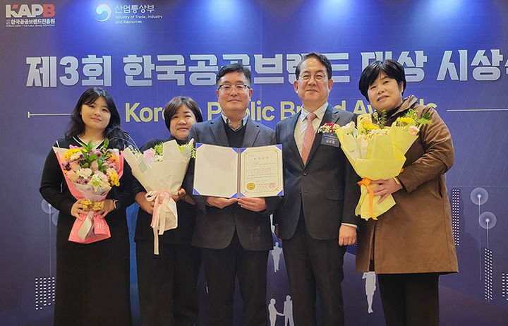 정선군 북평면의 ‘시끌벅적 난장터 야밤바’가, 한국공공브랜드 대상 최우수상을 수상하고 있다.(사진=정선군 제공) *재판매 및 DB 금지