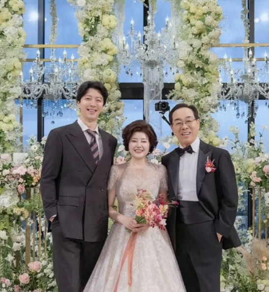 [서울=뉴시스] 배우 이동건과 부모님. (사진=이동건 SNS 캡처) 2025.12.03. photo@newsis.com *재판매 및 DB 금지