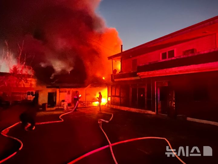 [음성=뉴시스] 2일 오후 5시43분께 충북 음성군 생극면의 한 주택에서 불이 나 소방당국이 진화작업을 벌이고 있다. (사진=음성소방서 제공) 2025.12.03. photo@newsis.com
