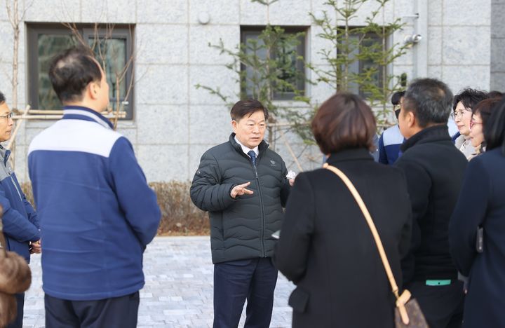 [광명=뉴시스] 박승원 경기 광명시장이 2일 광명제1R구역 재개발정비사업 '광명자이더샵포레나' 현장을 찾아 준공 품질점검을 진행하며 외부위원·입주예정자들과 이야기를 나누고 있다. (사진=광명시 제공) 2025.12.03. photo@newsis.com *재판매 및 DB 금지