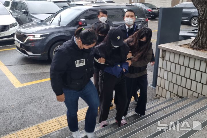 [의정부=뉴시스] 김도희 기자 = 경기 포천시에서 16개월 여아를 학대해 숨지게 한 혐의를 받는 친모와 계부가 27일 오전 10시께 구속 전 피의자 심문(영장실질심사)을 받기 위해 법원에 출석했다. 2025.11.27 kdh@newsis.com 