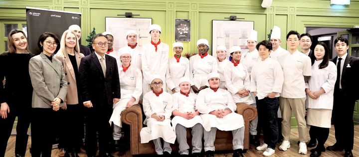 [서울=뉴시스] 'K-푸드 한식 요리대회'에서 입상한 영셰프와 심사위원이 단체사진을 찍고 있다. (사진=CJ제일제당 제공) 2025.12.03. photo@newsis.com *재판매 및 DB 금지