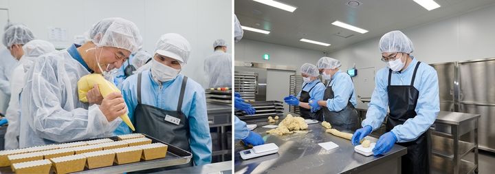 [서울=뉴시스]삼성전자는 전영현 DS부문 대표이사(부회장), 노태문 DX부문 대표이사(사장) 등이 3일 '세계 장애인의 날'을 맞아 임직원들과 함께 다양한 장애인 이동권 개선과 접근성 향상을 위한 다양한 활동을 실천했다고 밝혔다. 전 부회장이 자회사형 장애인 표준사업장 '희망별숲'을 방문, 장애사원들과 쿠키를 함께 만들고 있다. (사진=삼성전자 제공) photo@newsis.com *재판매 및 DB 금지