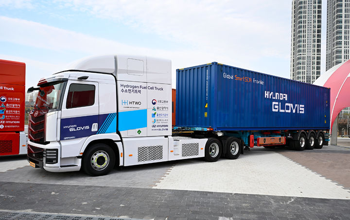 [서울=뉴시스] 지난 2일 울산 태화강 국가정원 남구둔치에서 진행된 ‘수소전기 트랙터 실증 사업 차량 인도식’ 행사에서 인도된 현대자동차 수소전기 트랙터. (사진=현대차 제공) photo@newsis.com *재판매 및 DB 금지