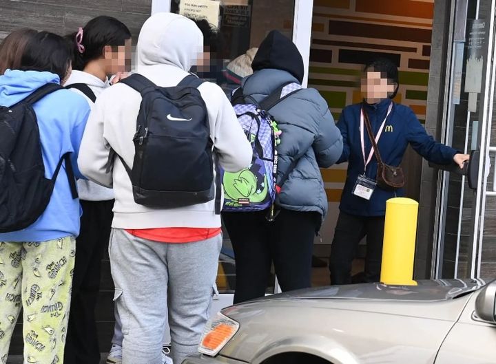 [뉴시스]10대 청소년들의 매장 출입을 막기 위해 문을 지키고 서 있는 맥바운서. (사진 = Helayne Seidman) *재판매 및 DB 금지