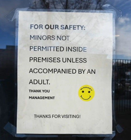 [뉴시스]뉴욕 퀸스의 한 매장은 특정 시간대에 미성년자 출입을 금지하는 안내 문구를 내걸었다. (사진 = Helayne Seidman) *재판매 및 DB 금지