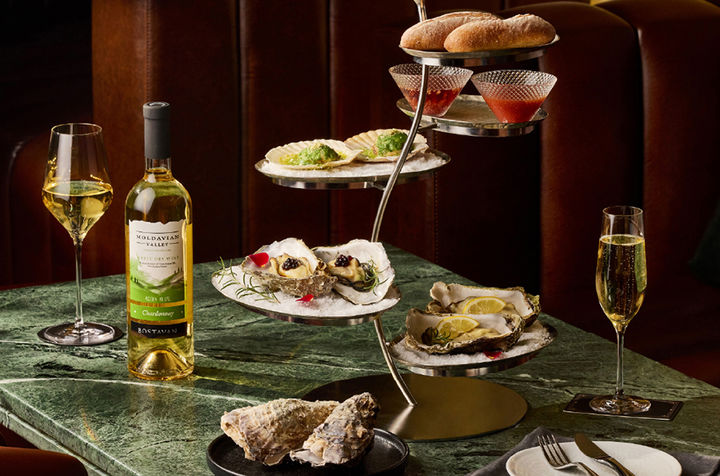 [서울=뉴시스] 내추럴 8 스파이 파티룸에서 겨울철 해산물을 활용해 선보이는 '템테이션 오브 오이스터'가 보이고 있다. (사진=서울드래곤시티 제공) 2025.12.03. photo@newsis.com *재판매 및 DB 금지