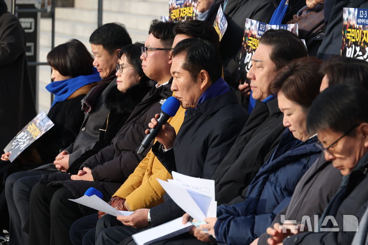 [서울=뉴시스] 조성봉 기자 = 정청래 더불어민주당 대표가 3일 서울 여의도 국회 본청 계단에서 열린 12.3 내란 저지 1년 현장 최고위원회의에서 발언을 하고 있다.2025.12.03. suncho21@newsis.com