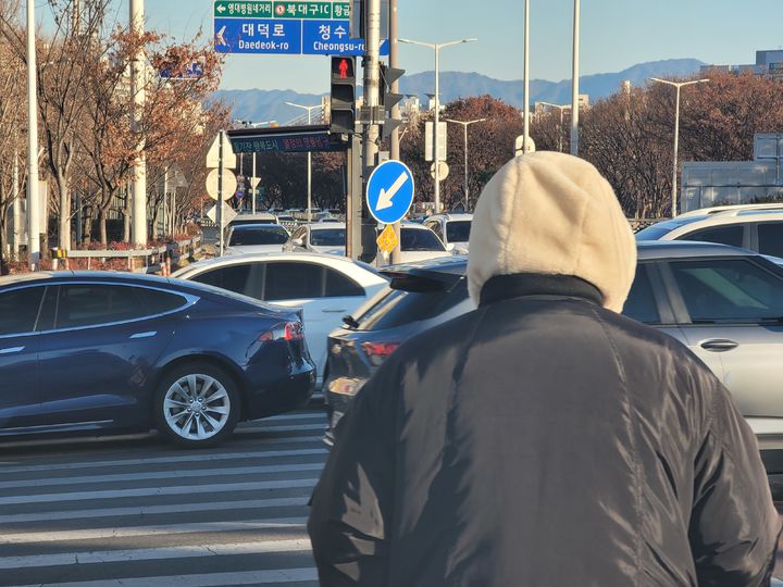 [대구=뉴시스] 이상제 기자 = 북쪽에서 찬 공기가 유입되면서 기온이 큰 폭으로 내려간 3일 오전 대구 남구 중동교 인근 횡단보도에서 두꺼운 옷을 입은 시민이 출근길 발걸음을 재촉하고 있다. 2025.12.03. king@newsis.com *재판매 및 DB 금지