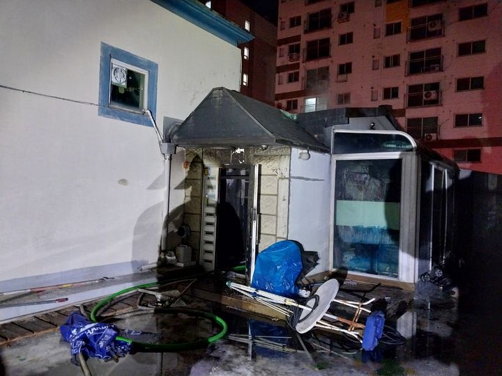 [인천=뉴시스] 인천 남동구 구월동 상가건물 옥상 불. (사진=인천소방본부 제공) 2025.12.03. photo@newsis.com *재판매 및 DB 금지