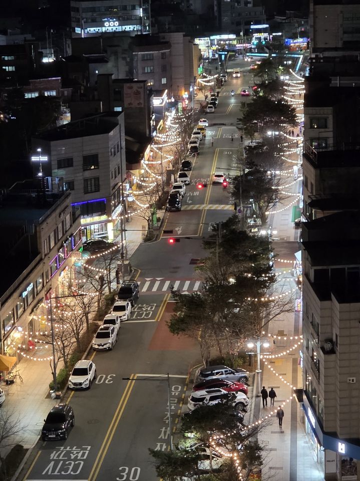 [서울=뉴시스] 수락산디자인거리 행잉조명. 2025.12.03. (사진=노원구 제공) *재판매 및 DB 금지