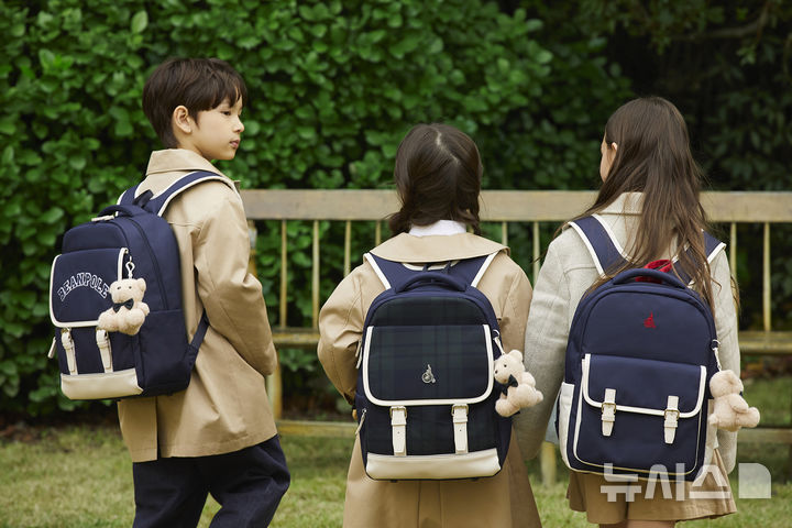 [서울=뉴시스] 빈폴키즈 2026년 신학기 책가방 화보. (사진=삼성물산 패션부문 제공) 2025.12.03. photo@newsis.com