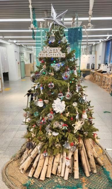 [서울=뉴시스] 서대문구 자원되살림센터 로비에 설치된 ‘친환경 크리스마스트리’. 2025.12.03. (사진=서대문구 제공) *재판매 및 DB 금지