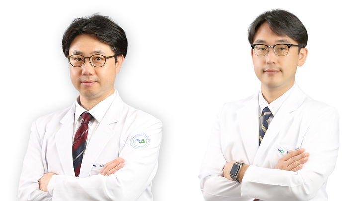 [양산=뉴시스] 사진 왼쪽부터 정형외과 강석웅 교수, 예방의학과 최민혁 교수. (사진=양산산부산대병원 제공) 2025.12.03. photo@newsis.com *재판매 및 DB 금지