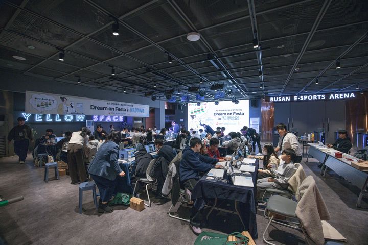 [서울=뉴시스] 스마일게이트 희망스튜디오가 지난달 29일 부산 이스포츠경기장 옐로 스페이스에서 열린 '드림 온 페스타 인 부산'을 개최했다. (사진=스마일게이트 제공) *재판매 및 DB 금지