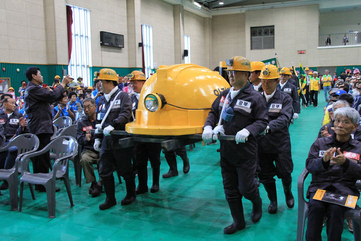 진폐재해자의 날 행사에서 광부 복장으로 행진하는 모습.(사진=뉴시스) *재판매 및 DB 금지