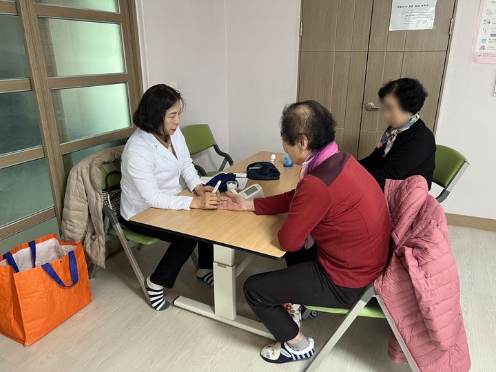 [청주=뉴시스] 청주시보건소 방문건강관리사(왼쪽)가 어르신들의 건강 상태를 살피고 있다. (사진=청주시 제공) 2025.12.03. photo@newsis.com  *재판매 및 DB 금지