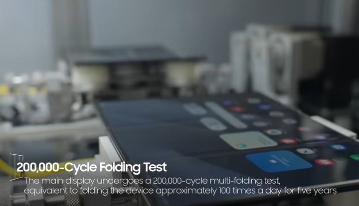 3일 업계에 따르면 삼성전자는 최근 공식 뉴스룸 유튜브를 통해 '접을 때마다 느껴지는 정밀한 공학 - 갤럭시 Z 트라이폴드'라는 제목의 영상을 공개했다. 사진은 갤럭시 Z 트라이폴드에 20만회 폴딩 테스트를 진행하는 모습. (사진=삼성전자 뉴스룸 캡처) *재판매 및 DB 금지