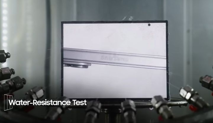 갤럭시 Z 트라이폴드에 방수 성능 테스트를 진행하는 모습. (사진=삼성전자 뉴스룸 캡처) *재판매 및 DB 금지