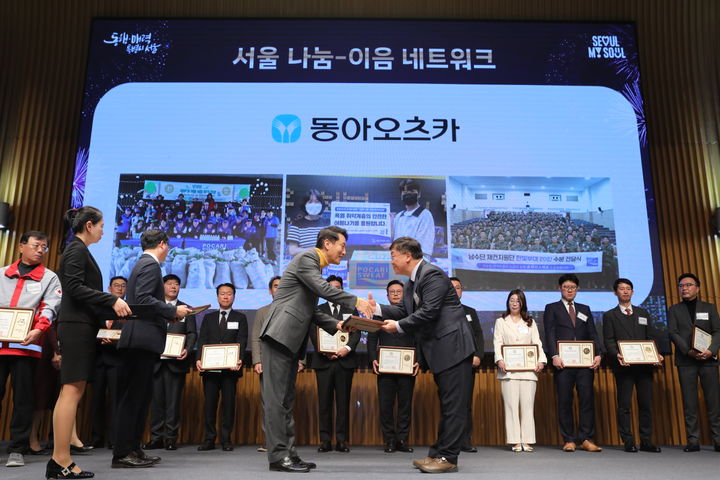 [서울=뉴시스] 오세훈 서울시장이 박철호 동아오츠카 대표이사 사장에게 서울 '나눔-이음 네트워크' 위촉장을 전달하고 있다. (사진=동아오츠카 제공) 2025.12.03. photo@newsis.com *재판매 및 DB 금지