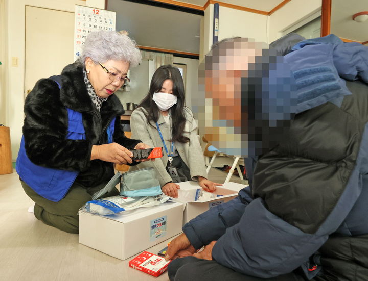 [임실=뉴시스] 임실군 생활지원사 등이 관내 취약계층 노인가구를 찾아 동절기 응급의료 키트를 전달하며 사용법을 안내하고 있다. *재판매 및 DB 금지