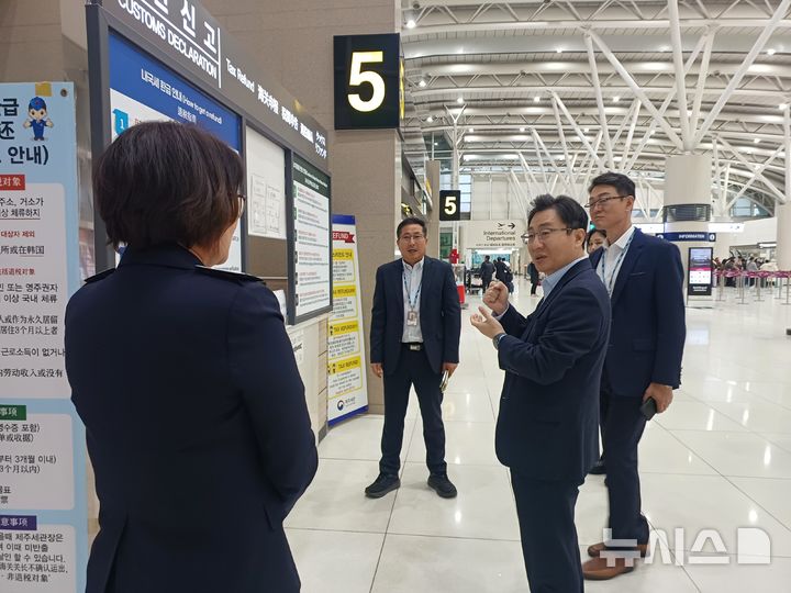 [광주=뉴시스] 강태일 광주본부세관장이 지난 2일 제주세관을 방문해 공항 입출국장과 면세점 등 현장을 점검했다. (사진=광주세관 제공). 2025.12.03. photo@newsis.com *재판매 및 DB 금지