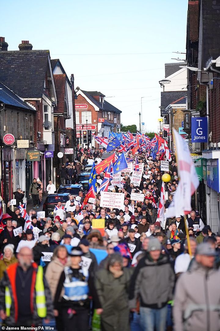 [서울=뉴시스] 영국 이스트서식스주의 주민들이 난민 수용 계획에 반대하는 시위를 벌이고 있다.(사진출처: 데일리메일 캡처)2025.12.03 