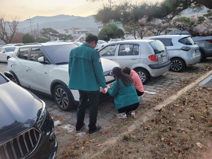 [밀양=뉴시스] 산내면에서 자동차세 체납 차량 번호판을 영치하고 있다. (사진= 밀양시 제공) 2025.11.03. photo@newsis.com *재판매 및 DB 금지