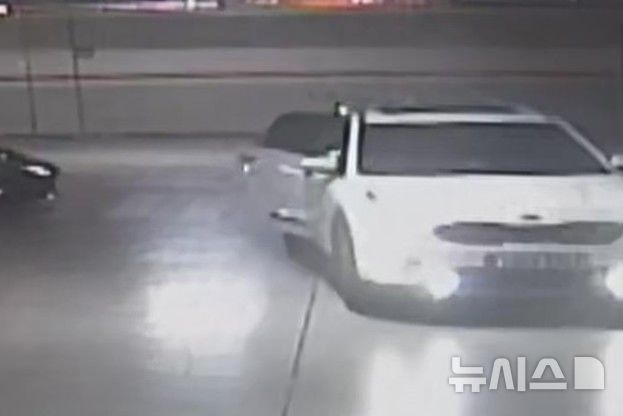 [인천=뉴시스] 피해자를 차로 납치하는 모습. (사진=인천지검 제공) 2025.12.03. photo@newsis.com