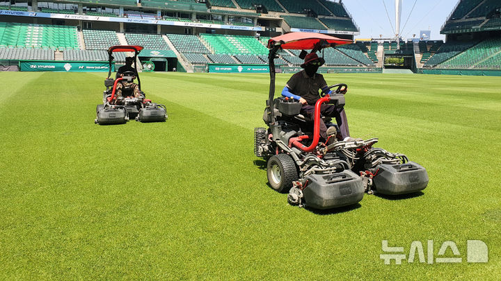 [전주=뉴시스]윤난슬 기자 = 전주시설관리공단은 한국프로축구연맹이 발표한 '2025년 3차 그린 스타디움' 평가에서 전주월드컵경기장이 강원, 서울과 함께 K리그1 우수 경기장에 선정됐다고 3일 밝혔다. (사진=전주시설공단 제공) photo@newsis.com 