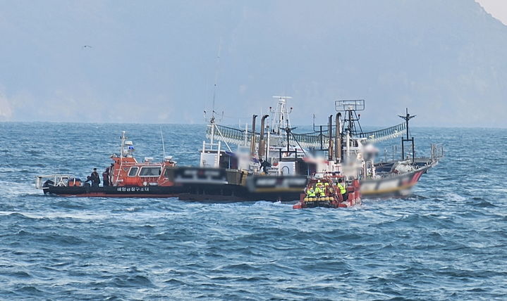 [여수=뉴시스] 여수해경이 해상에서 좌초한 낚시어선을 구조하고 있다. (사진=여수해경 제공) 2025.12.03. photo@newsis.com *재판매 및 DB 금지