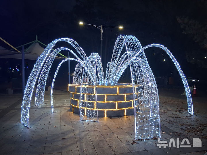 [성남=뉴시스]성남시 복정 어울림 빛축제 분수광장 우물조형물(사진=성남시 제공)2025.12.03.photo@newsis.com