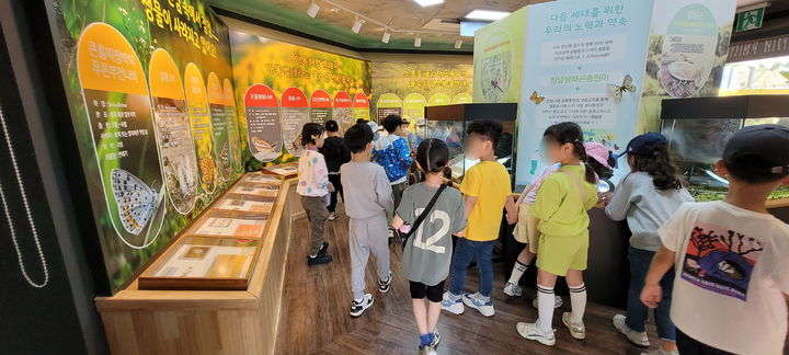 [창녕=뉴시스] 창녕우포곤충나라를 찾은 학생들이 시설을 관람하고 있다. (사진= 창녕군 제공) 2025.12.03. photo@newsis.com *재판매 및 DB 금지