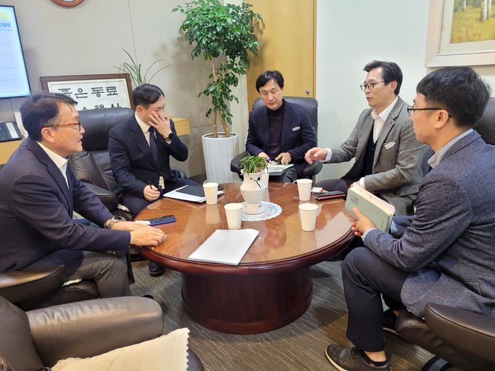 [영암=뉴시스]한전 본사 방문한 우승희 영암군수. (사진=영암군 제공) 2025.12.03. photo@newsis.com *재판매 및 DB 금지