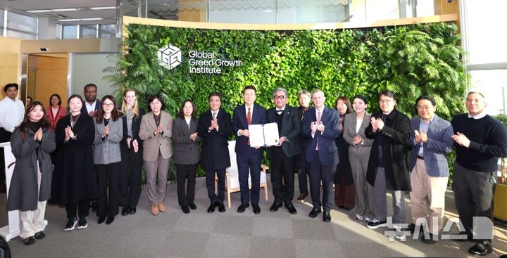 [포항=뉴시스] 송종욱 기자 = 지난 2일 서울에 있는 글로벌 녹색성장기구(GGGI) 뉴 프론티어 그룹(NFG) 가입 증서 전달식에서 포항시가 가입 증서를 받은 후 이강덕 포항시장과 김상협 GGGI 사무총장 등 참석자가 기념 촬영을 하고 있다. (사진=포항시 제공) 2025.12.03. photo@newsis.com 