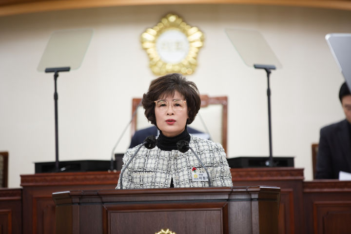 '[김제=뉴시스] 핵융합 실증설비 구축 사업 부지 선정 결과 원천 무효 및 새만금 지정 촉구' 결의안 발의하는 이정자 김제시의원. (사진=김제시의회) 2025.12.03. photo@newsis.com *재판매 및 DB 금지