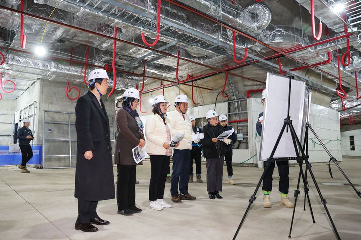 [안산=뉴시스]안산시의회 도시환경위원회가 12월2일 신안산선 (가칭)한양대정거장 추가 출입구 신설 현장을 방문해 담당자로부터 설명을 듣고 있다.(사진=안산시의회 제공)2025.12.03.photo@newsis.com *재판매 및 DB 금지