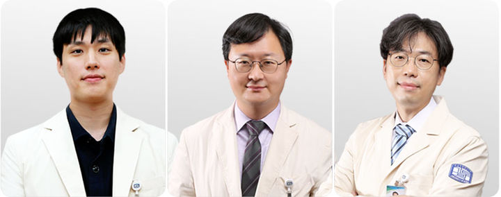 [대전=뉴시스] 대전성모병원 이비인후과 최호성(왼쪽) 교수팀.(사진=대전성모병원 제공) 2025.12.03. photo@newsis.com *재판매 및 DB 금지