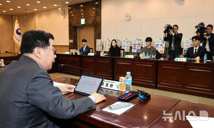 [서울=뉴시스] 유철환 국민권익위원장이 3일 서울 종로구 정부서울청사에서 열린 2025 국민생각함 정책 아이디어 공모전 시상식에서 시상하고 있다. (사진=권익위 제공)