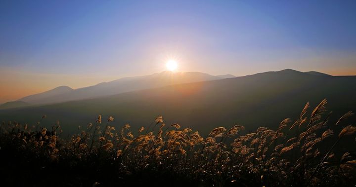 [제주=뉴시스] 제주카메라클럽 송인혁 회원의 작품 '큰노꼬메오름에서 본 한라산 일출'. (사진=제주카메라클럽 제공). 2025.12.03. photo@newsis.com *재판매 및 DB 금지