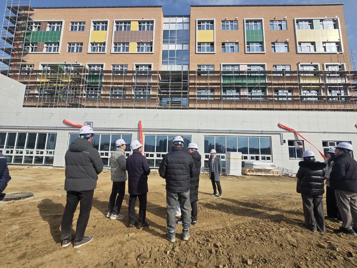 [용인=뉴시스]경기도용인교육청이 3일 내년 개교 예정학교에 대해 현장점검을 하고 있다.(사진=용인교육지원청 제공)2025.12.03.photo@newsis.com *재판매 및 DB 금지