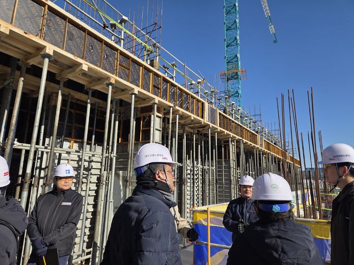 [대구=뉴시스] 대구지방고용노동청은 3일 겨울철 건설 현장의 중대재해 예방을 위해 수성구에 있는 대구연호 A-2BL 아파트 건설공사 1공구 현장을 불시 점검했다. (사진=대구지방고용노동청 제공) 2025.12.03. photo@newsis.com *재판매 및 DB 금지